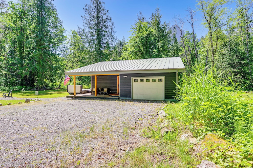 Deck, Hot Tub & Views: Sleek Getaway in Index!