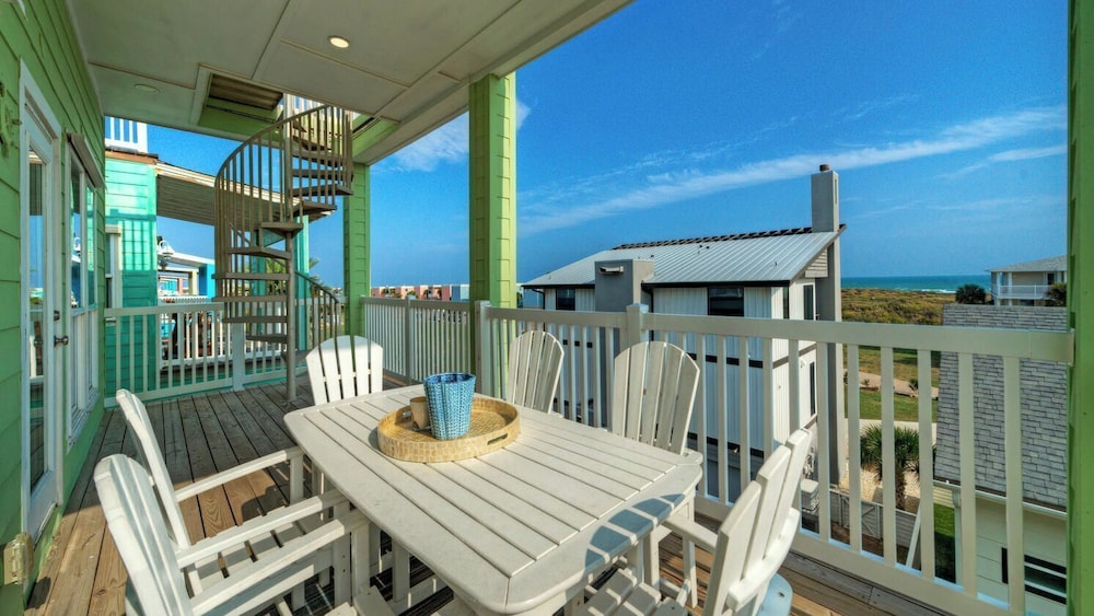 Walk to the Beach Ocean Views, Balcony Dining & Open Living Beachview 54 by Avantstay