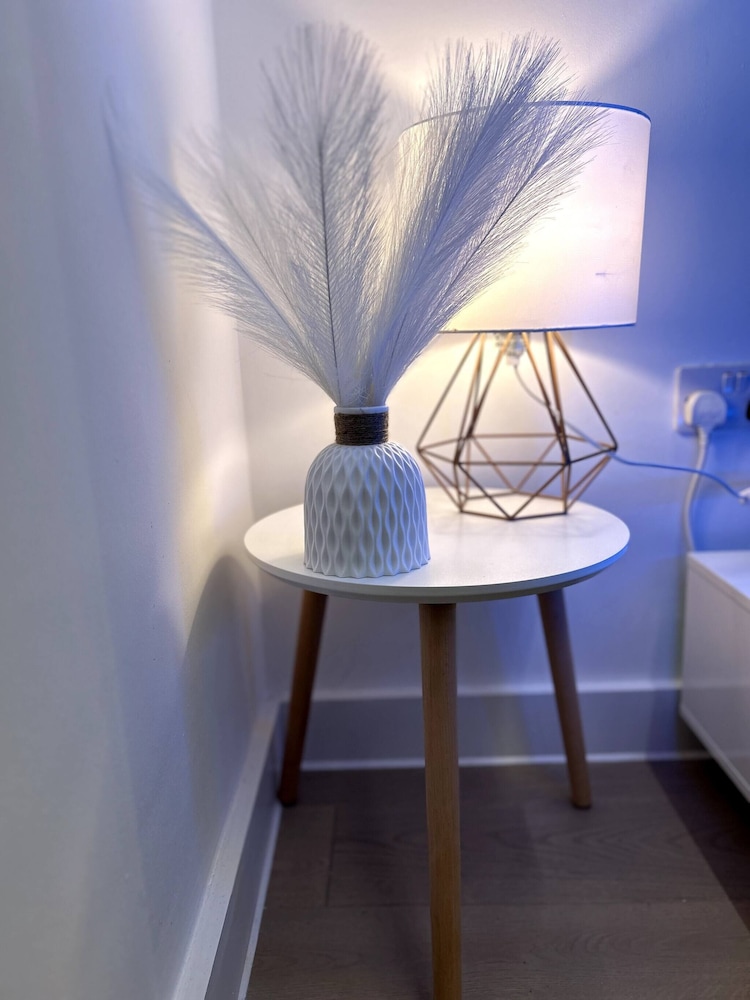 Modern City 1 Bed Duplex Apartment Balcony & Free Parking photo 3