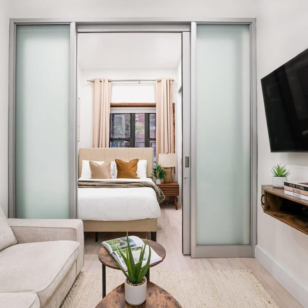 317-1b Modern 1Br UES W D