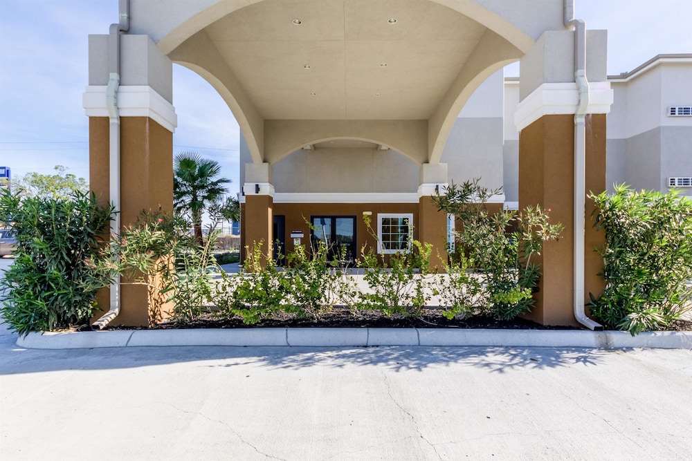 San Antonio Vacations - Super 8 by Wyndham Kenedy - Property Image 33