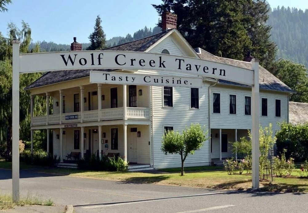 Wolf Creek Inn & Tavern
