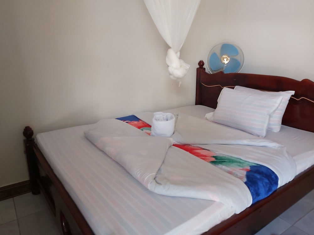 Famko Hotel - Sleeps 24 - Parking - Garden view 4