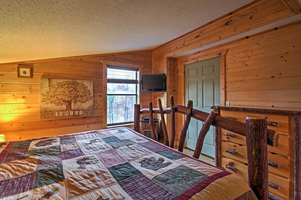 Hot Tub & Mtn Views: Scenic Cabin in Gatlinburg!