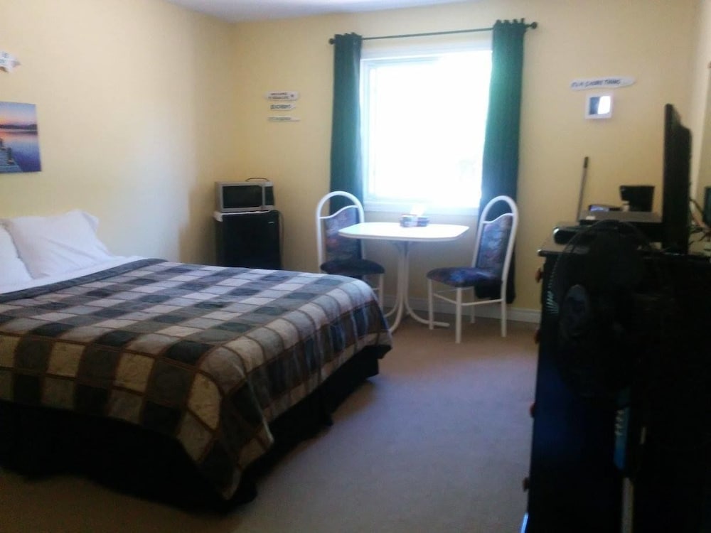 The Pinewood - Adult Getaway by the Lake