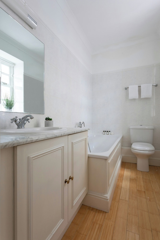 Bathurst Mews III by Onefinestay
