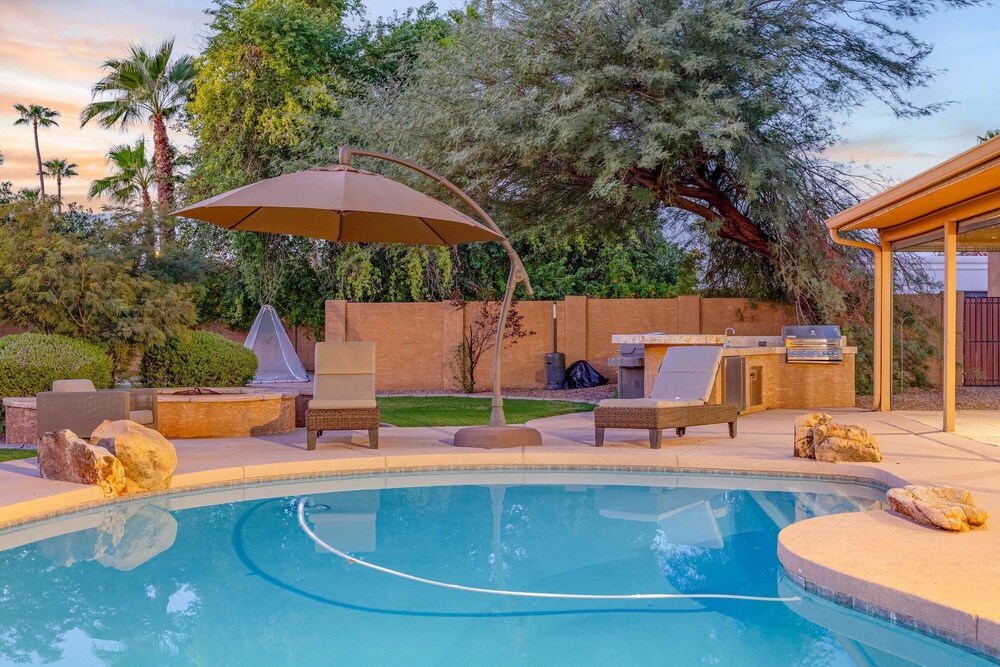 Scottsdale Clubhouse With Pool and Basketball