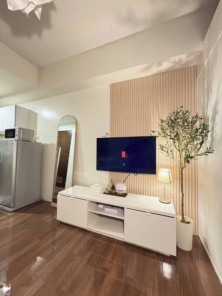 Entire Room in Makati Center With Fast Wifi