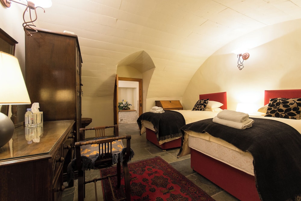 Historic 6-Bedrooms Castle Retreat