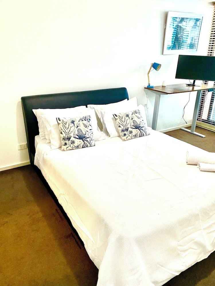 Luxurious Apartment With City Views and Yarra River