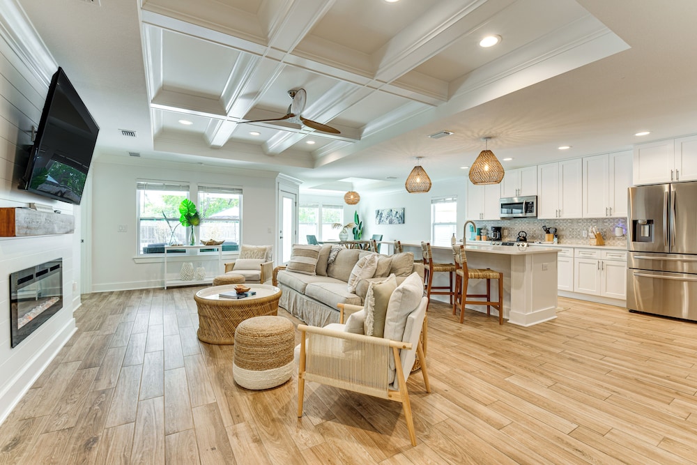 Walk to Beach: Family Retreat in Panama City!