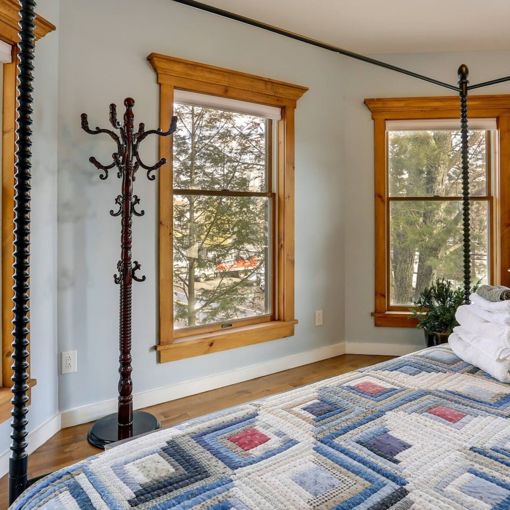 Victorian Lake Oasis