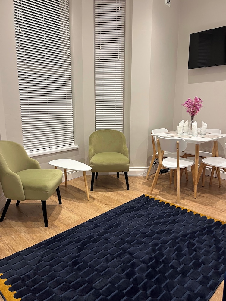 Apt - Sleeps 5 - Short Walk To Attractions