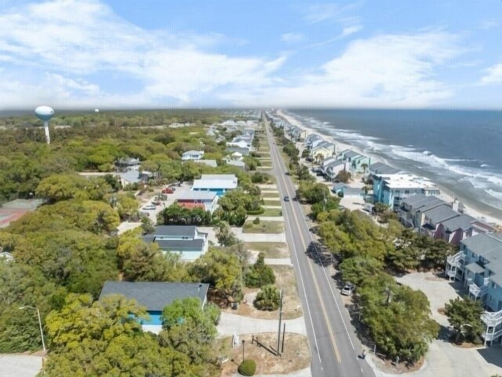 Atlantis Blue - Relaxing Beach Getaway Home Directly Across The Street From Beach Access! 5 Bedroom Home by RedAwning