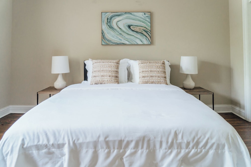 Homey 2BR - Central Charming
