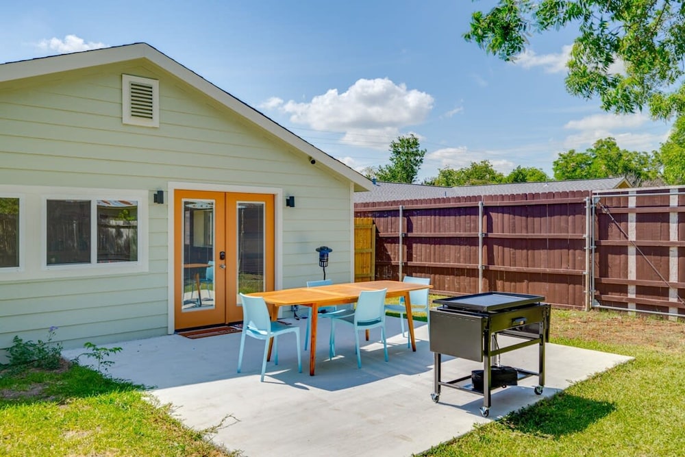 Modern 3 2 two Kings hot tub Fire pit 16min to Wine Trail Nearby Pickleball Courts Pools