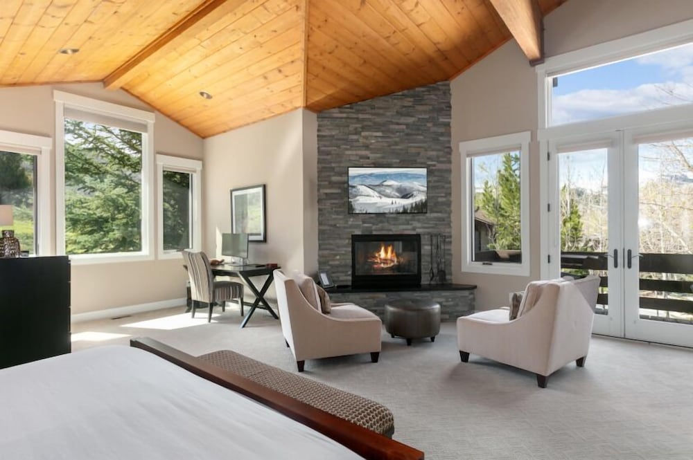 2540 Queen Esther Dr - 5 Bedroom Home with Spa 5 Home
