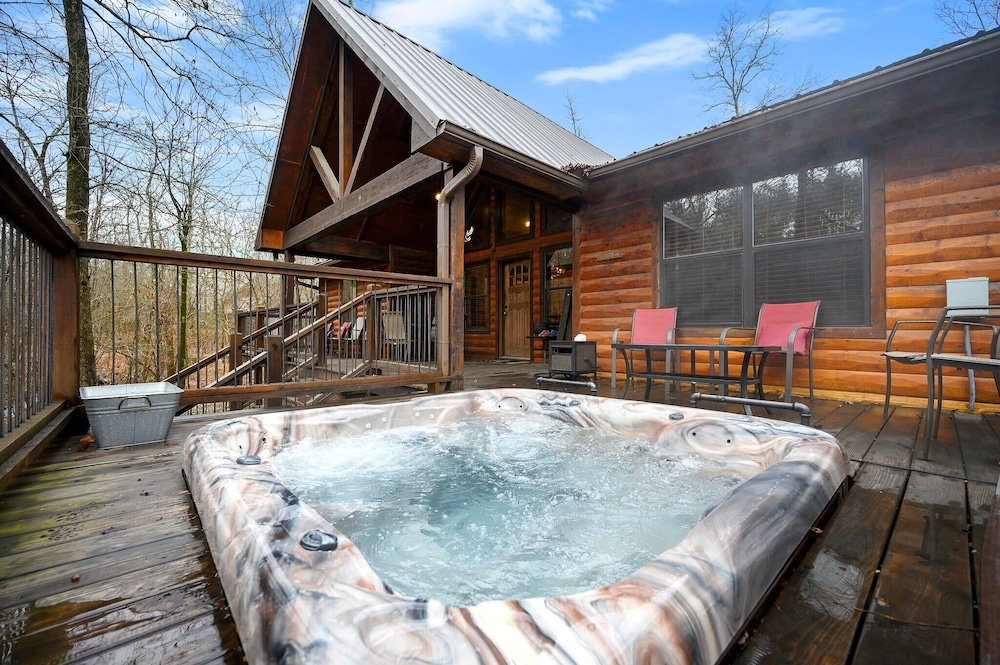 Whitetail Retreat Cabin for 13!