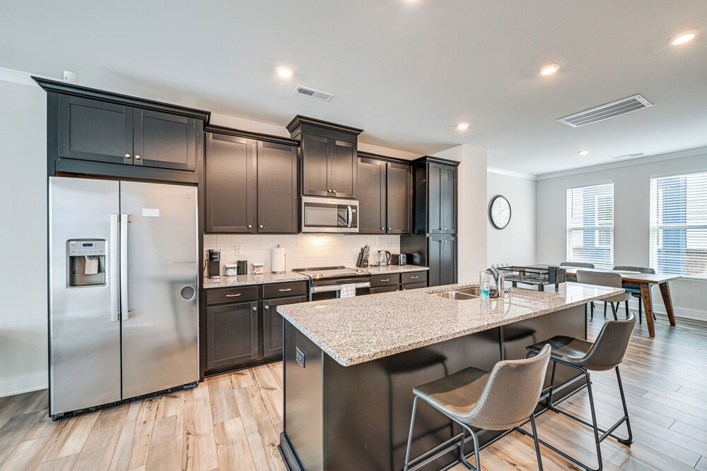 Walk to Music Factory: Townhome w/ Rooftop Deck!