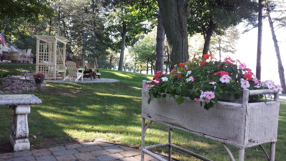 Lake Ripley Lodge w Lake Front Rooms, Grand Porch, Kayaks & Paddleboard