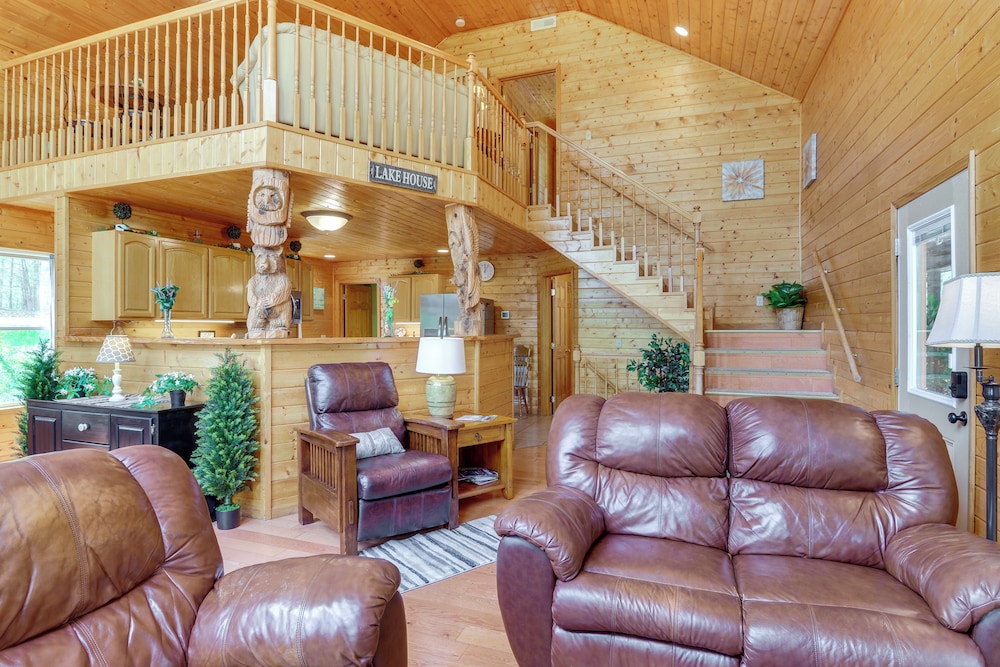 3 Mi to Marina: Cabin w/ Hot Tub in Byrdstown!