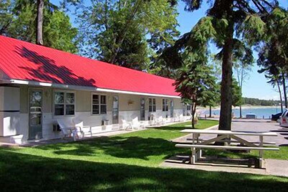 Balm Beach Resort & Motel