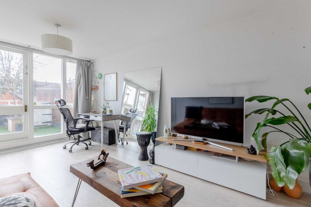 Stunning 1BD Flat w/ Garden Area, Kentish Town!
