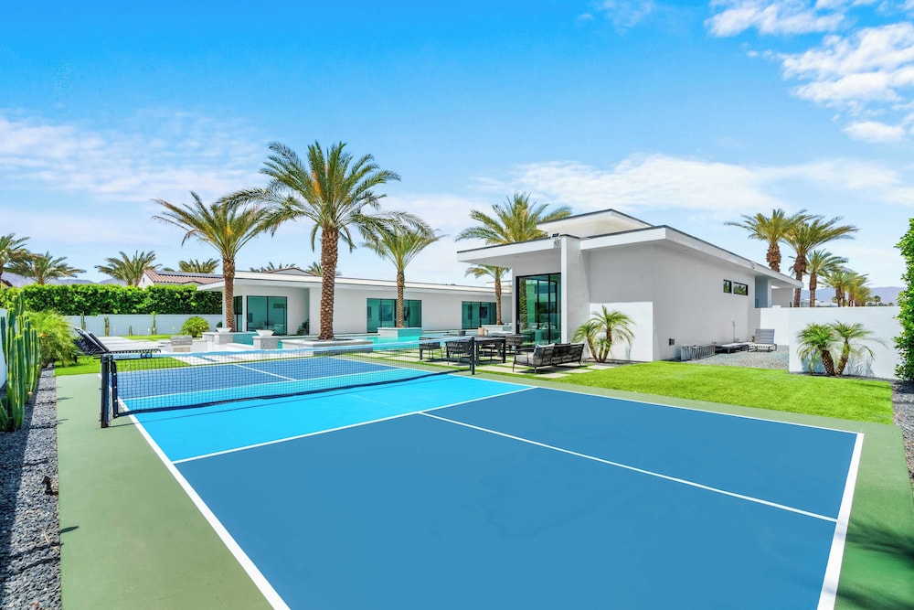 Sleeps 26 Pool, Hot Tub, Pickleball & Putting Green Bravo Villa #12 by Avantstay
