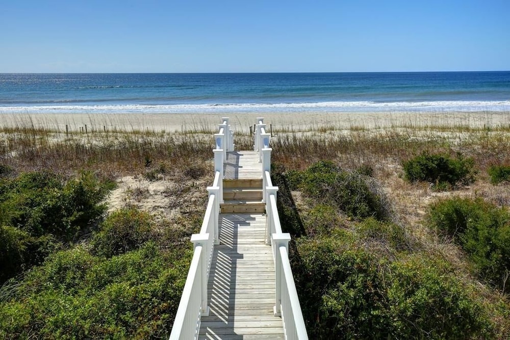 R & R By The Sea 4 Bedroom Home by RedAwning