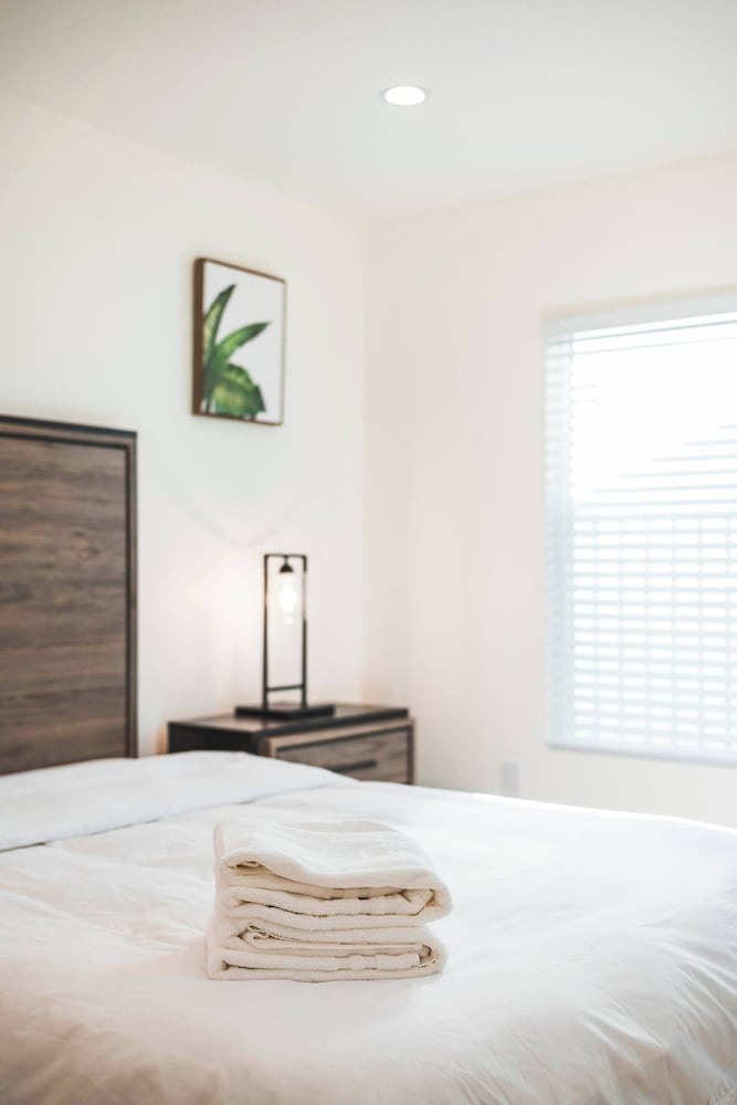Not Affected by the Fire/spacious Modern Retreat w Luxury Amenities & Style