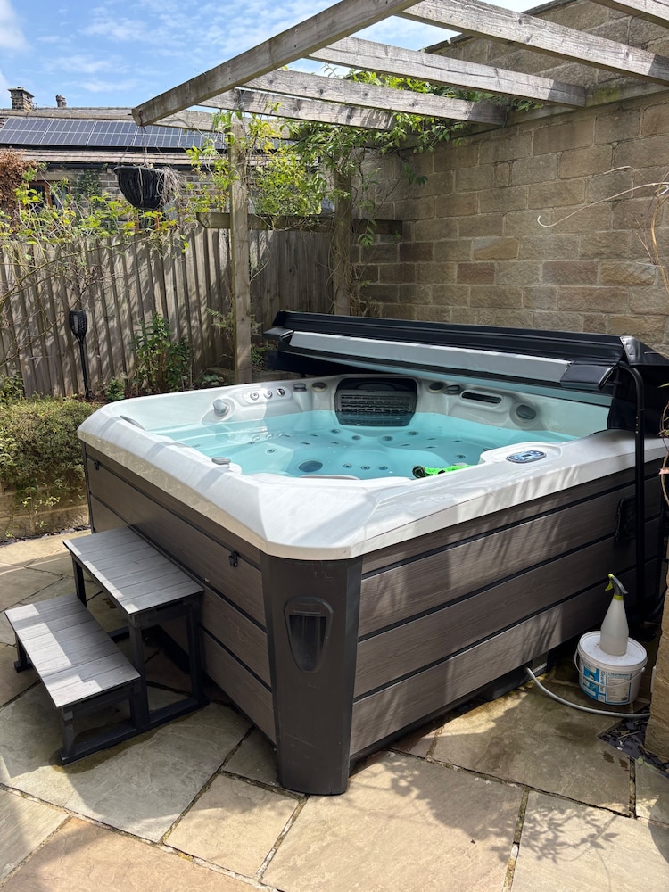 12 Guests - Hot Tub - Free Parking in Huddersfield