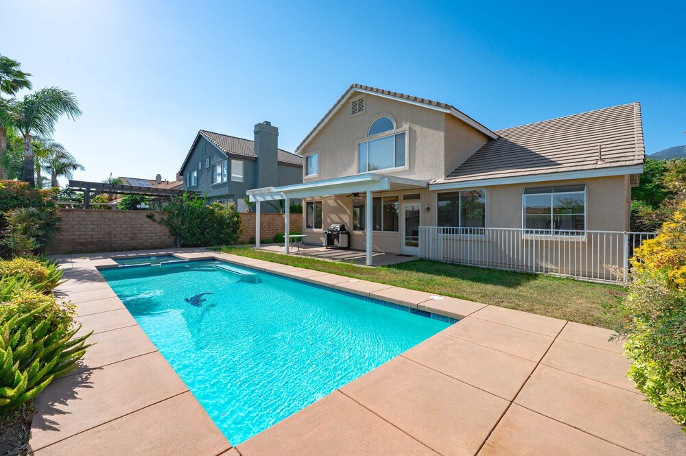 Bright Designer Home w Pool Near Everything