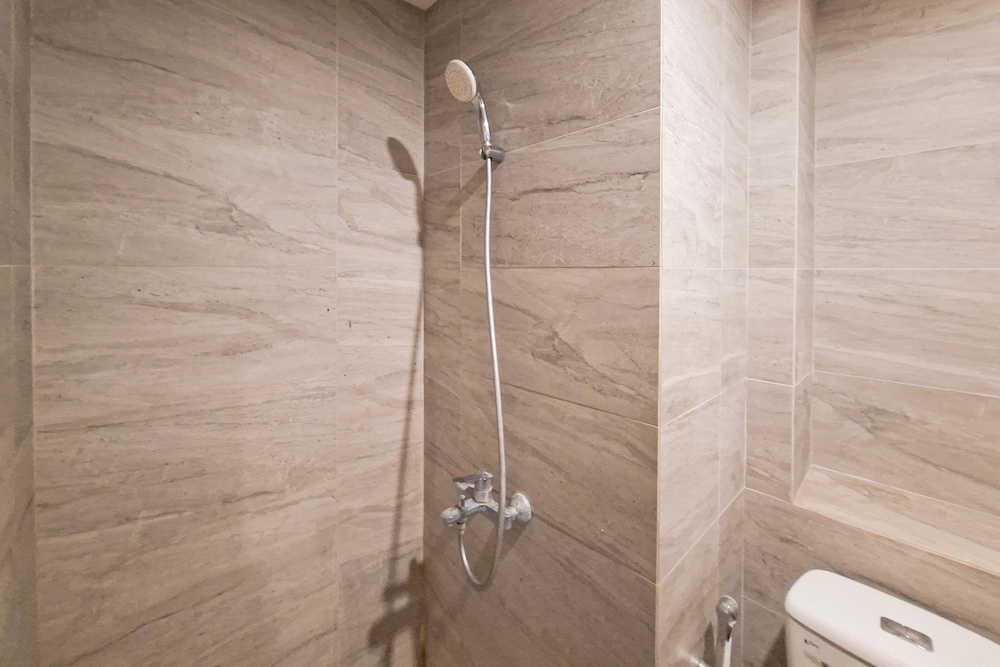 Well Furnished 1Br At Collins Boulevard Apartment