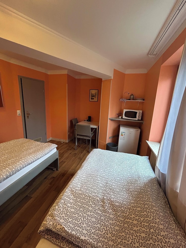 2-Rent Group Hostel Rooms AUB162