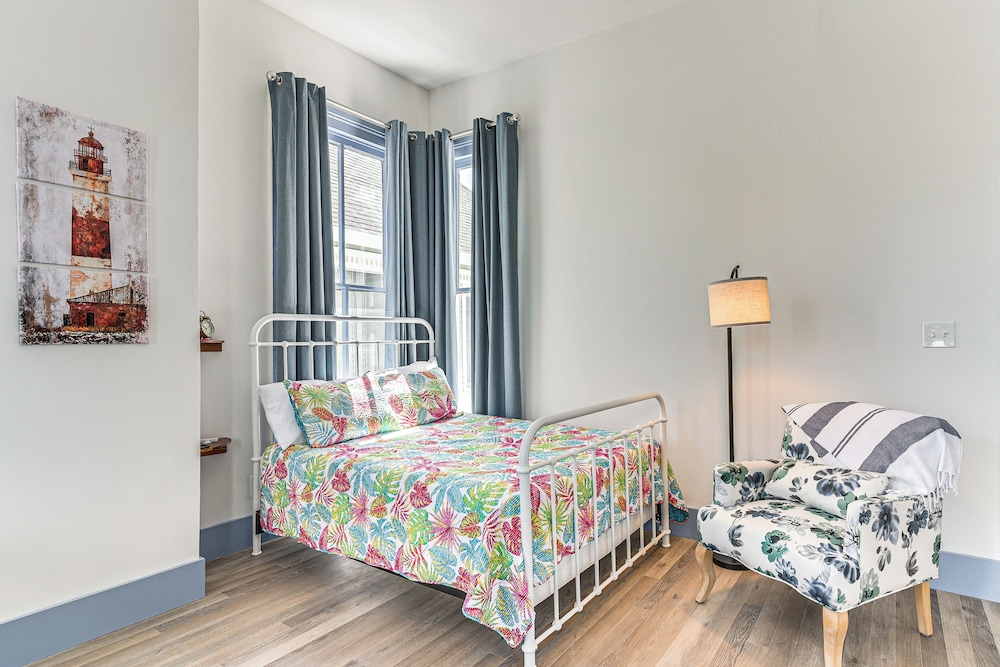 1 Mi to Beach: Historic Retreat in Galveston