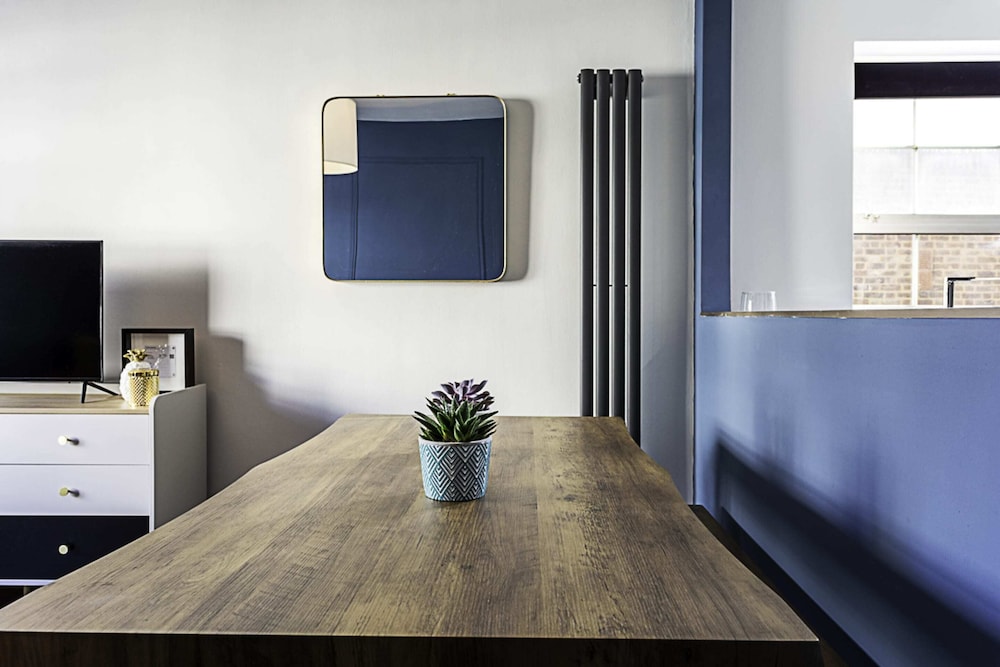 Cozy Aldgate Hideaway