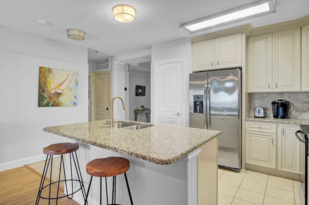 Beachfront 3bdr Condo w/ Pool & Deck Ocean Views Ocean Blvd #102 by Avantstay