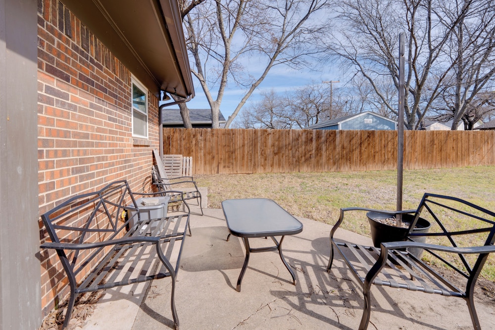 3 Mi to Dtwn Denton: Getaway w/ Furnished Patio!