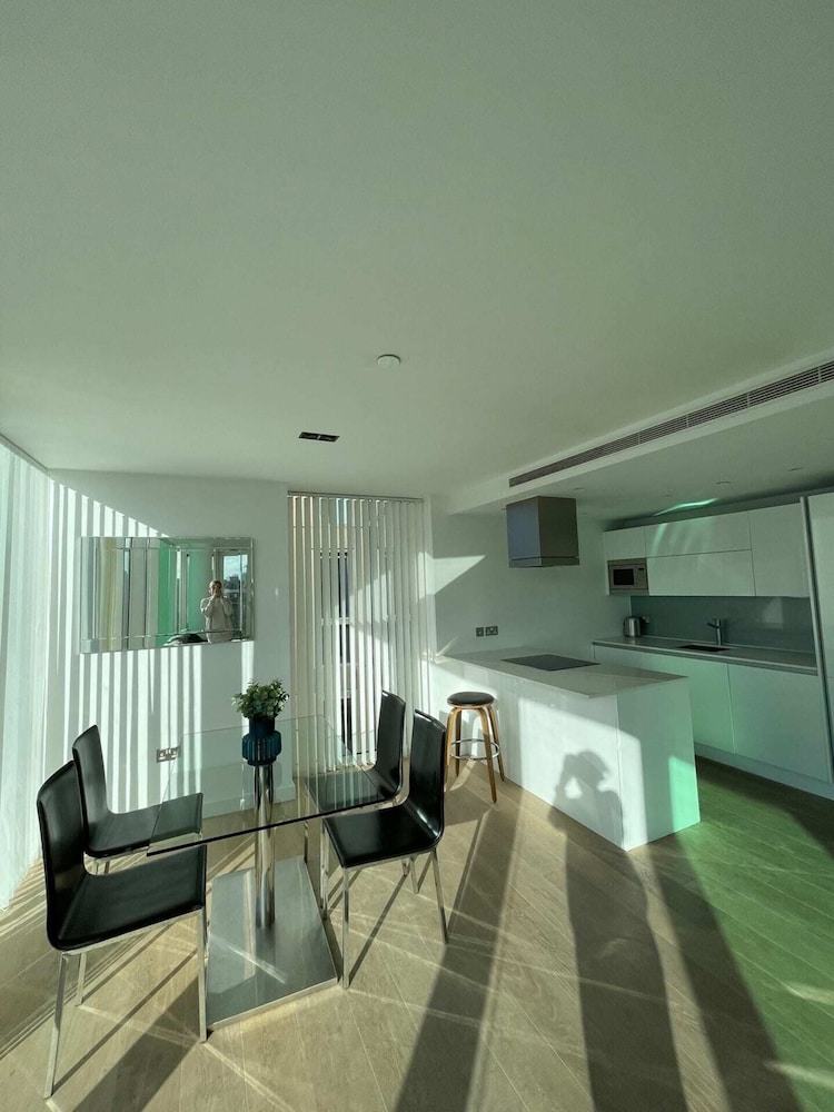 Exquisite 2BD Flat w/ Balcony, Shoreditch!