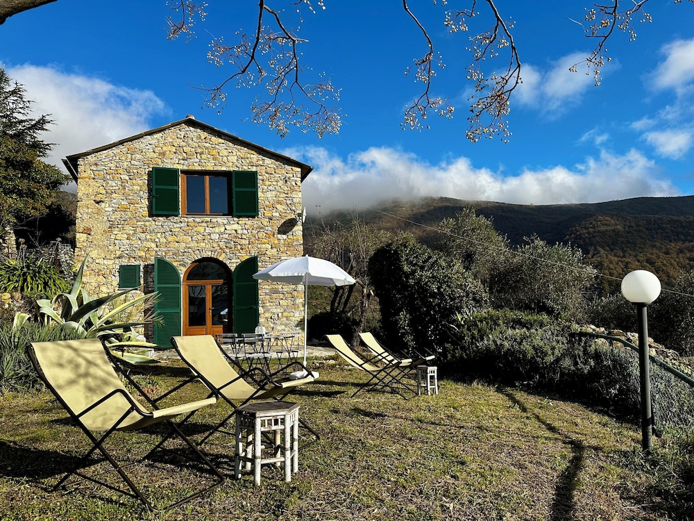 Panoramic Rural House With Garden