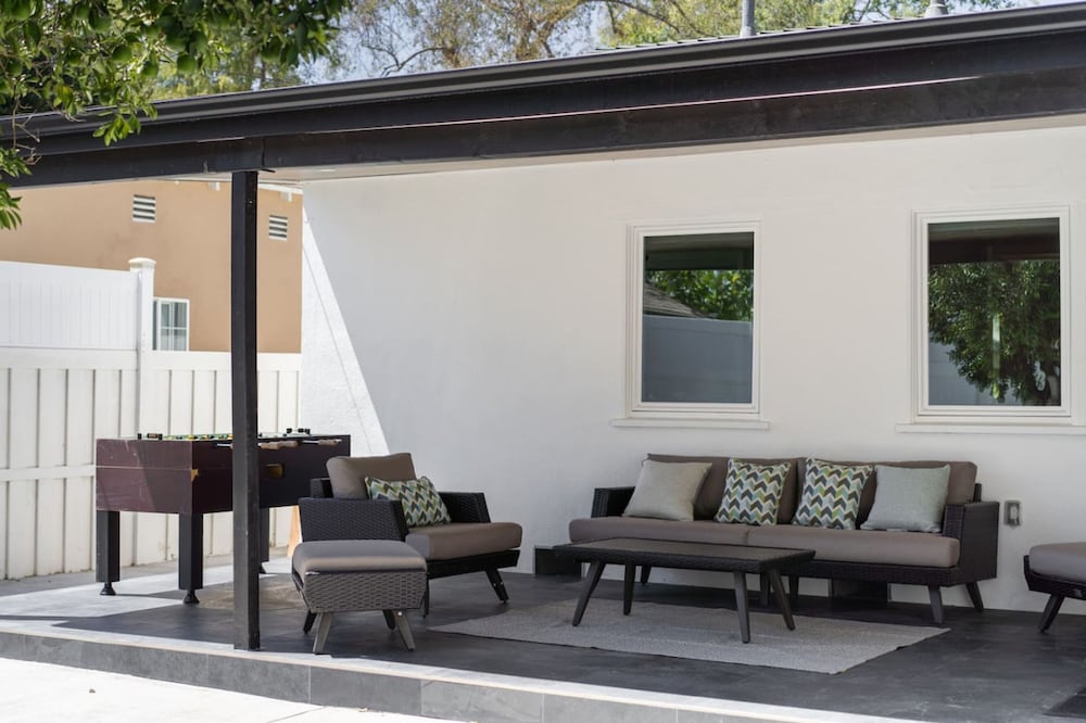 Remodeled 3BR House w Hot Tub Fenced Yard p58