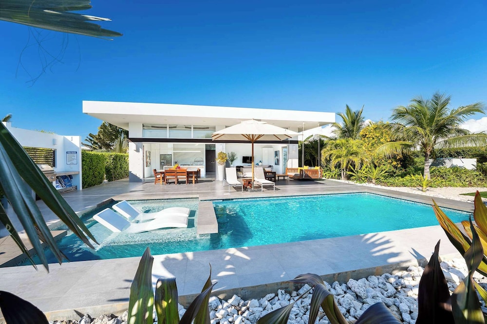 Family Beachside Villa With Hotel Amenities v7
