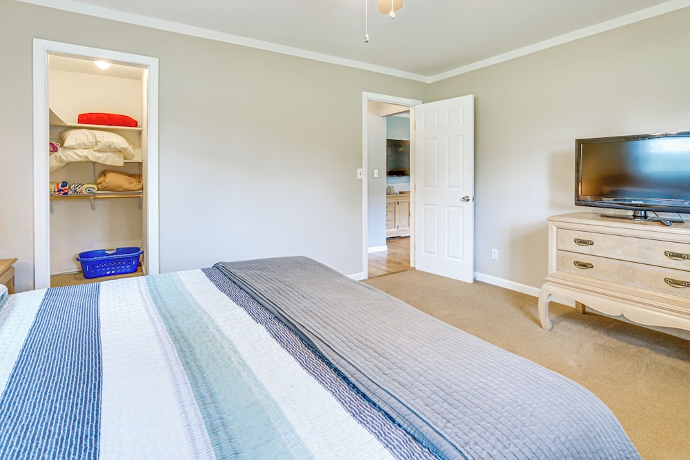 1 Block to Lake Huron: Pet-friendly Apt w/ Kayaks