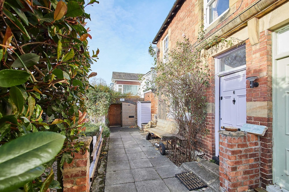 Host Stay Lilac Cottage