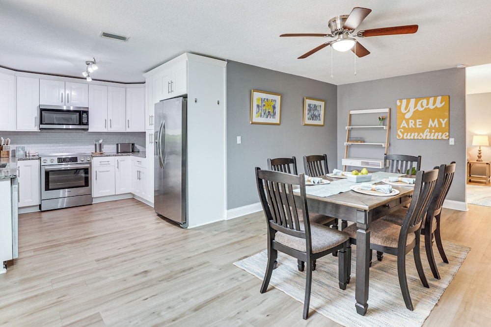 Palm Coast Escape w/ Outdoor Oasis: 6 Mi to Shore!