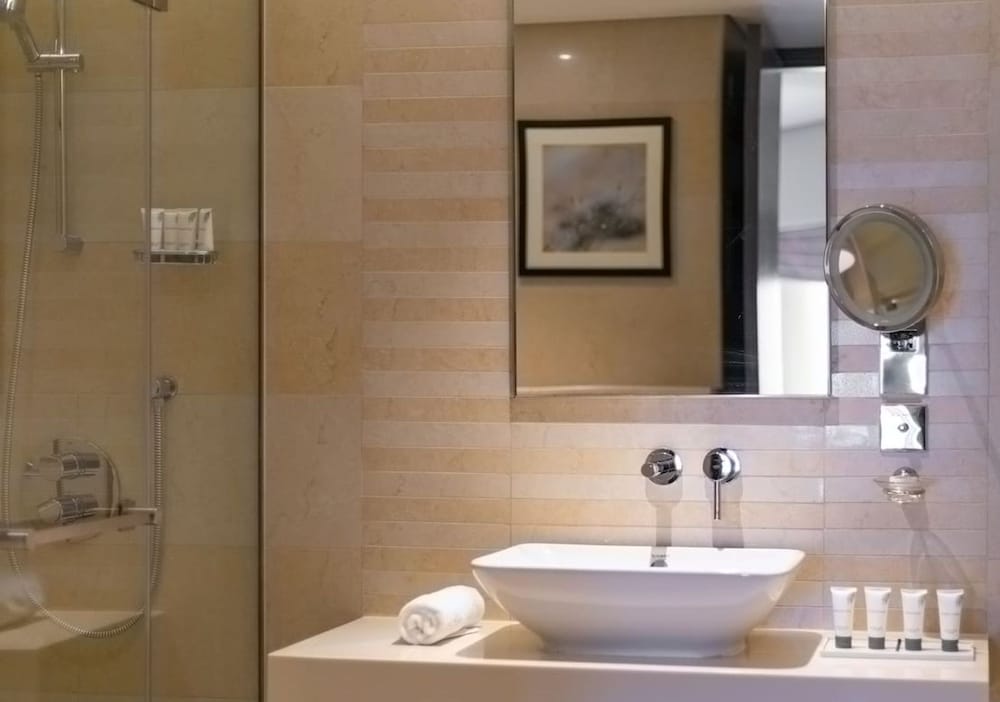 Elegant 1BR Apartment Near Dubai Frame