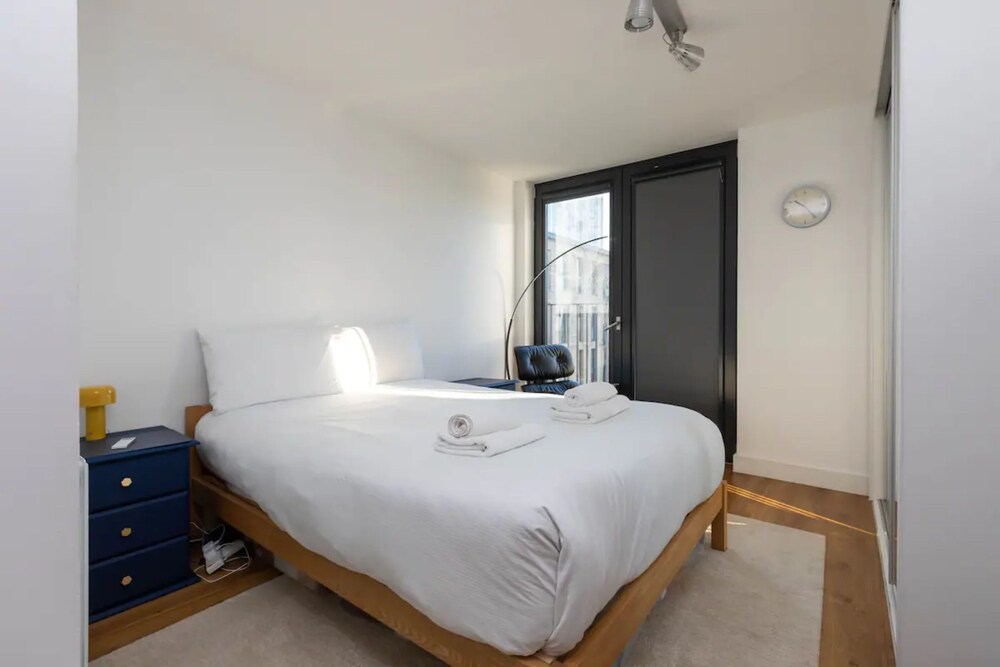 Stylish 2 Bedroom Flat in Canada Water