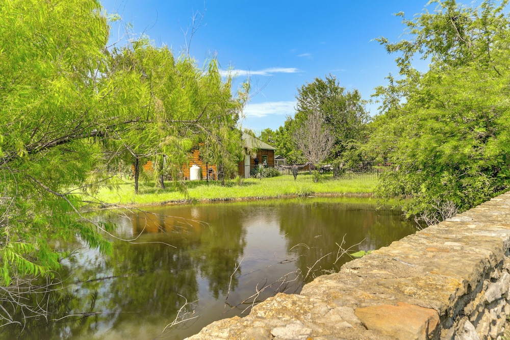 1 Mi to Lake: Pet-friendly Cabin in Strawn