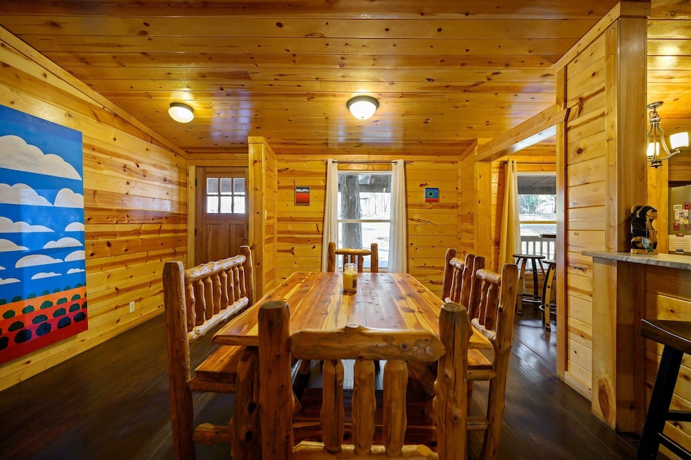 Outlaw Rose Cabin for 8!