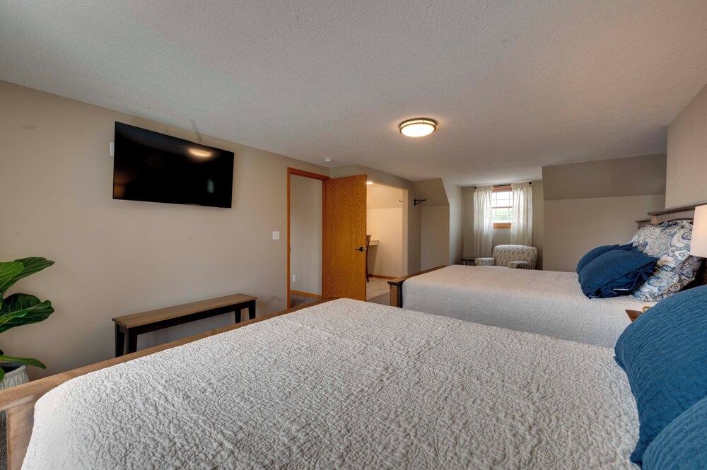 Game Room + Patio: 'bremer House Waverly Rental' view 5